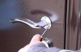 Замена дверной ручки металлической двери в Ростове-на-Дону