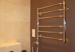 Установка электрического полотенцесушителя в ванной в Ростове-на-Дону